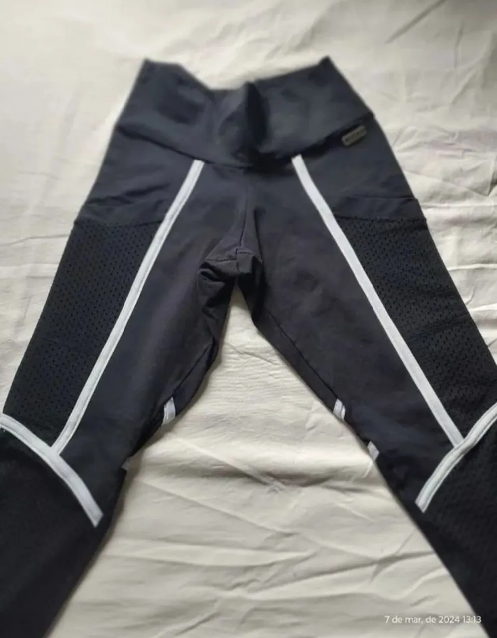 Legging preta com detalhes brancos