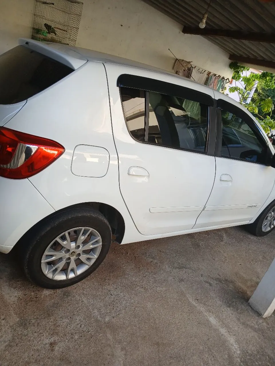 Renault Sandero Branco, muito inteiro