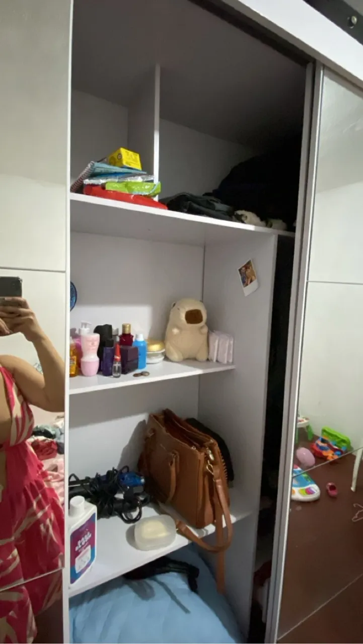 Guarda-roupa branco com espelho