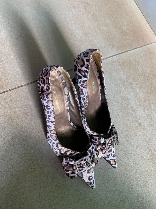 Sapatos Scarpin bege e oncinha. - Foto 3