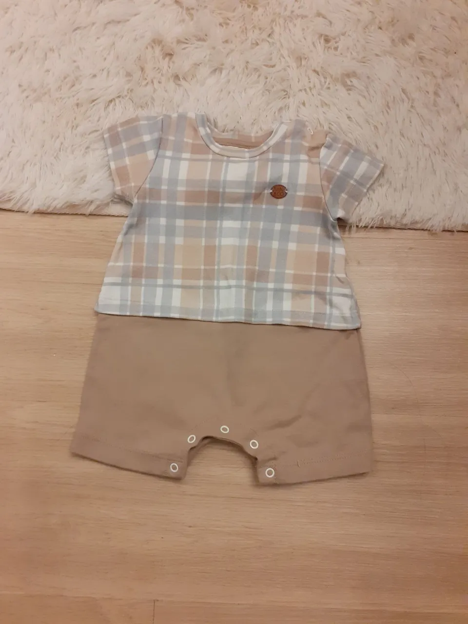 Macacão Infantil Xadrez Bege e Cáqui