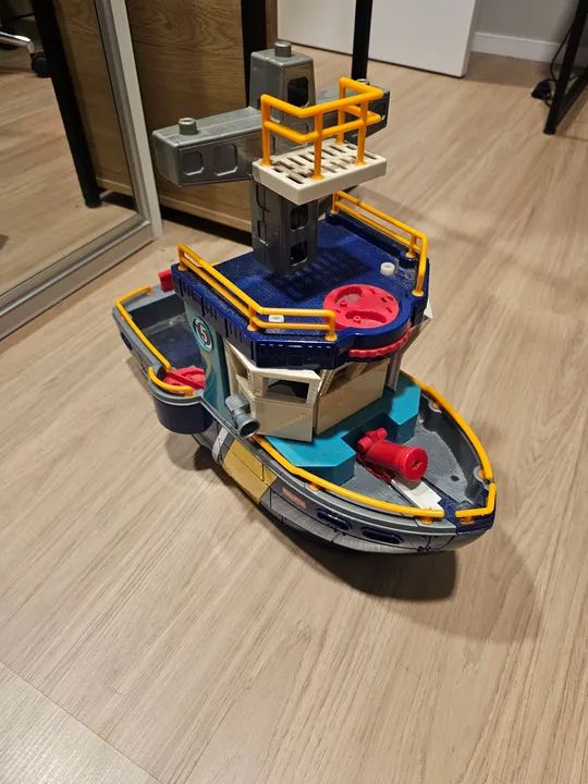 Navio de Brinquedo com Torre