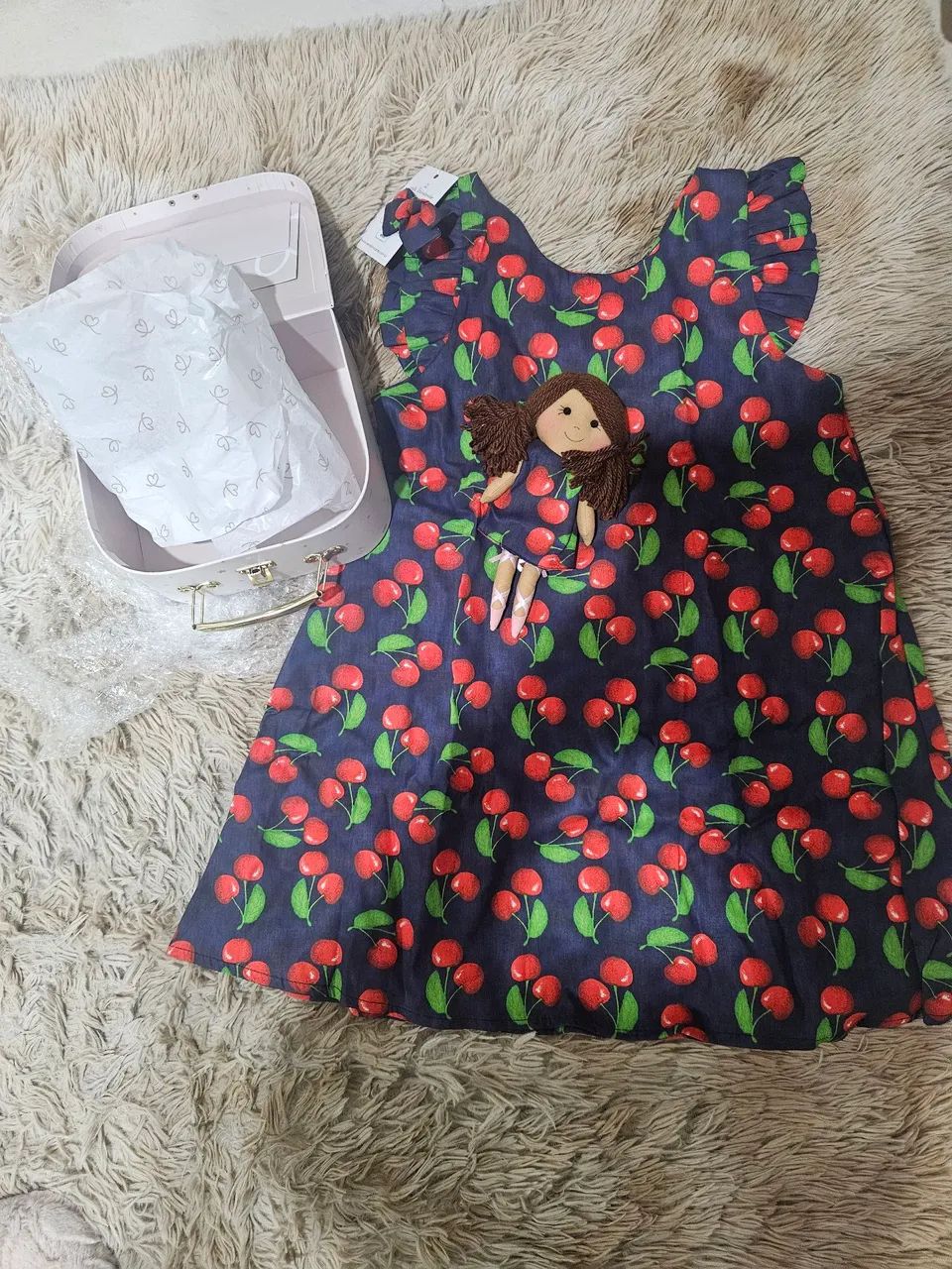 Vestido Infantil com boneca Estampado de Cerejas - Foto 2