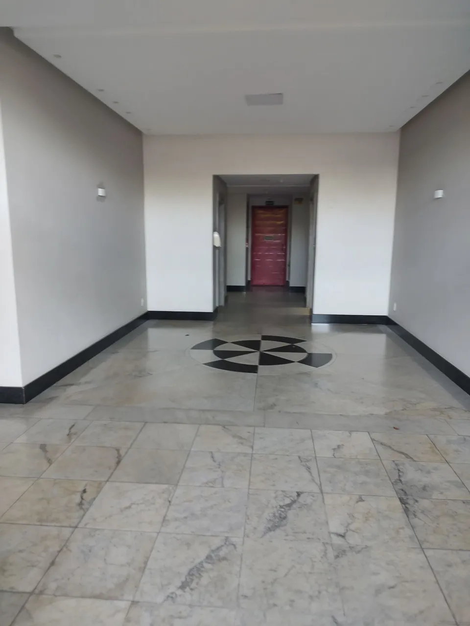 Quarto para alugar em prédio com hall decorado