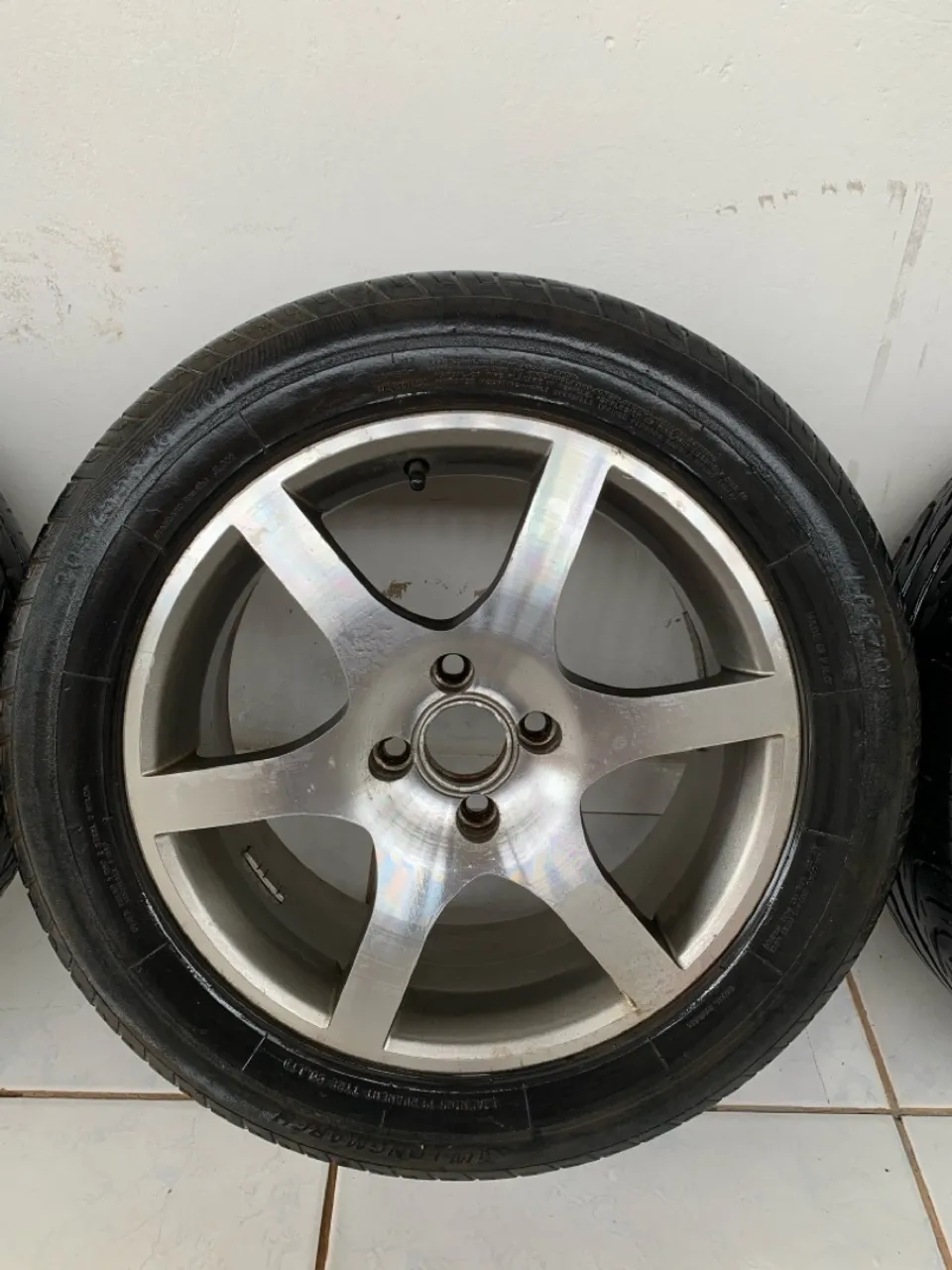 Rodas de liga leve com pneus