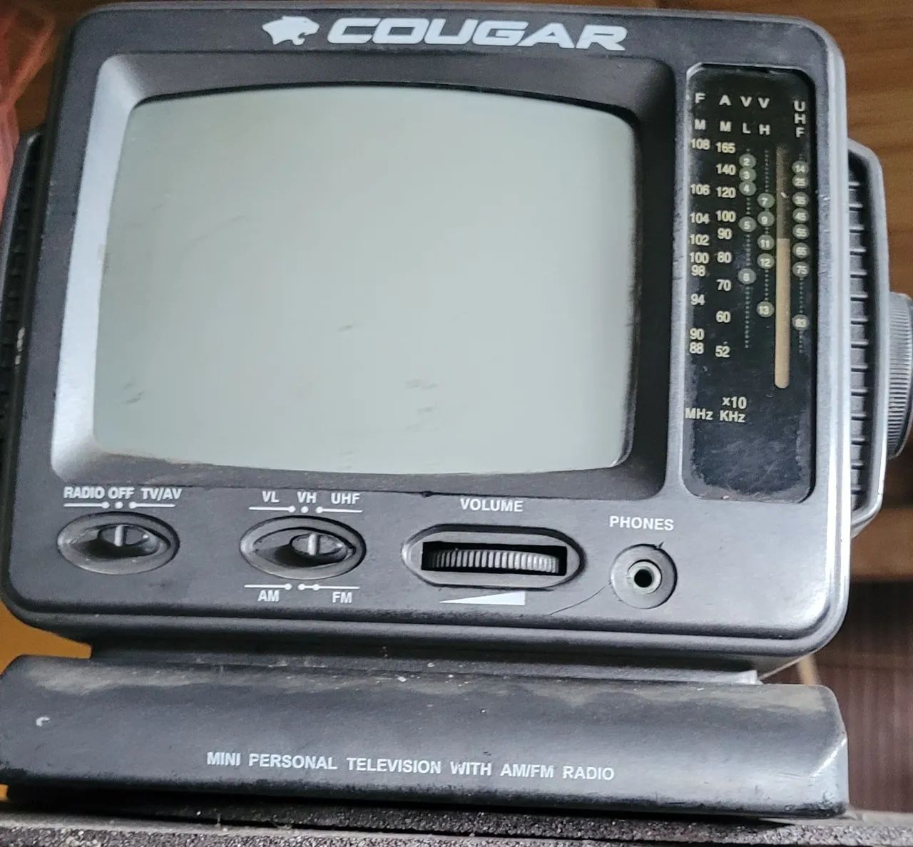 Tv pequena cougar antiga