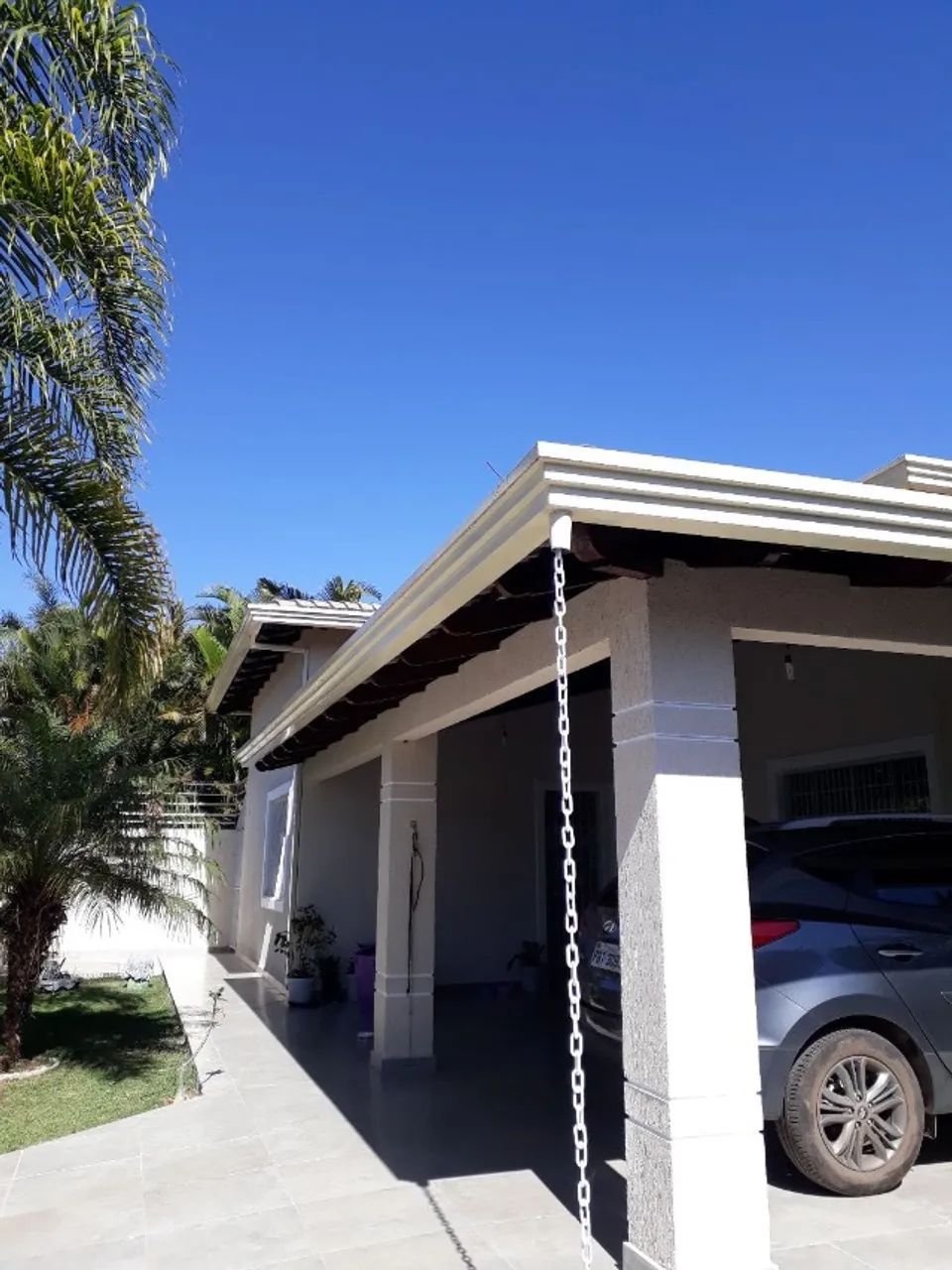 Casa com cinco suítes em condomínio. 