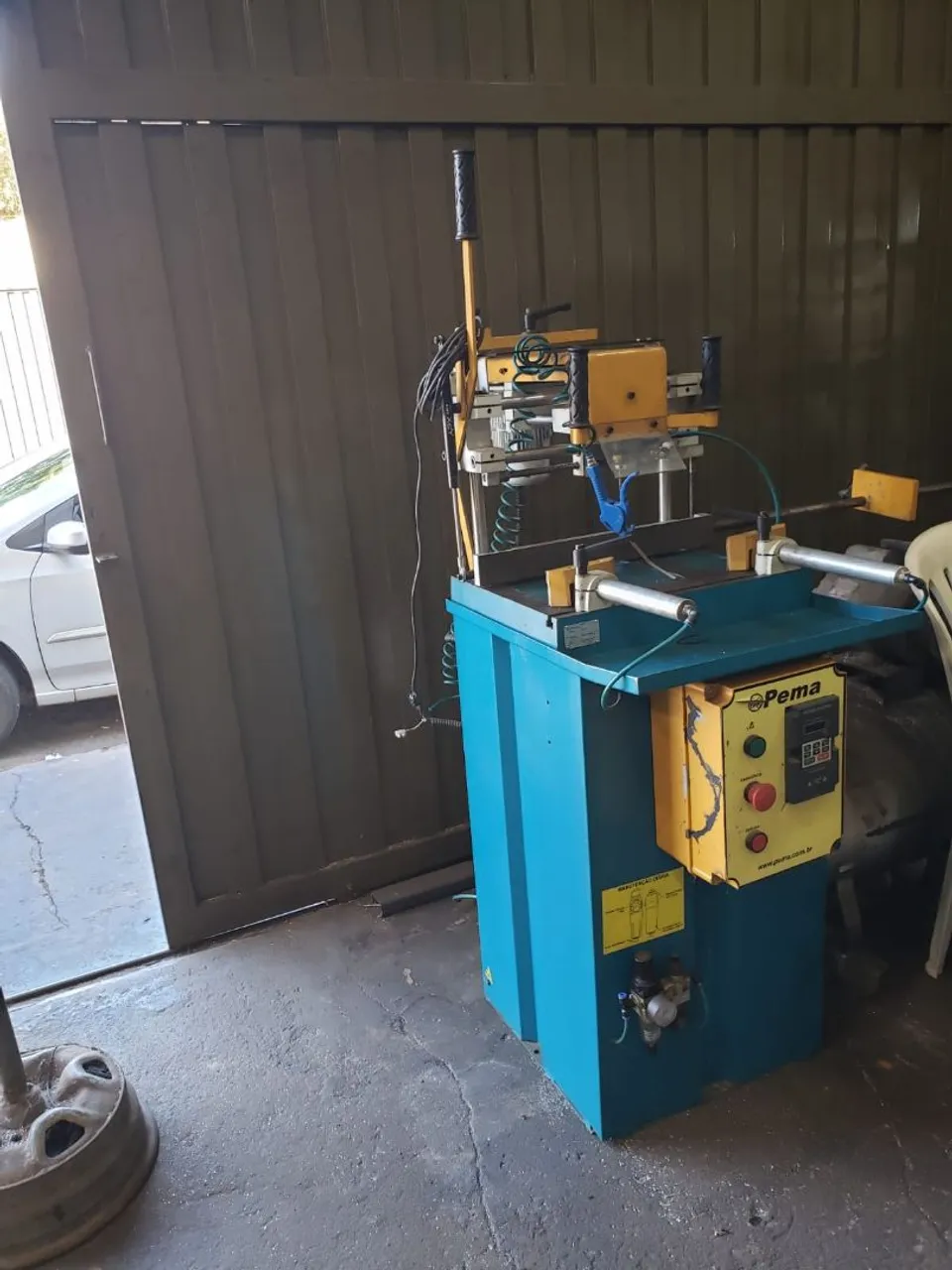 Máquina para corte e usinagem de perfis de alumínio - Pema