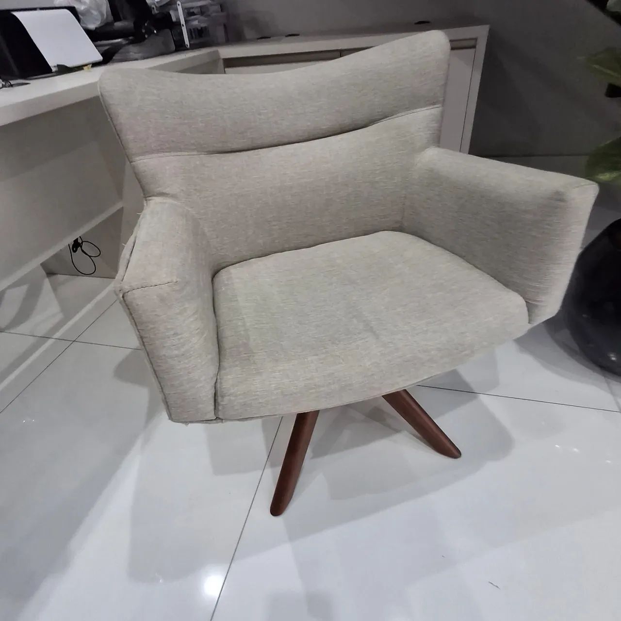 2 Poltronas de Linho Giratória c/Pés de Madeira - Foto 2