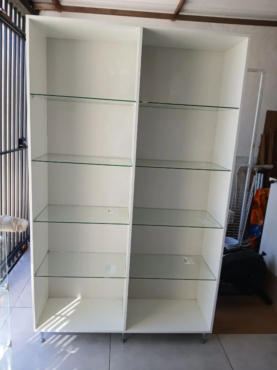 Estante Multiuso com prateleiras de vidro