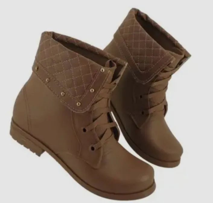 Botas infantis marrons com detalhes no cano