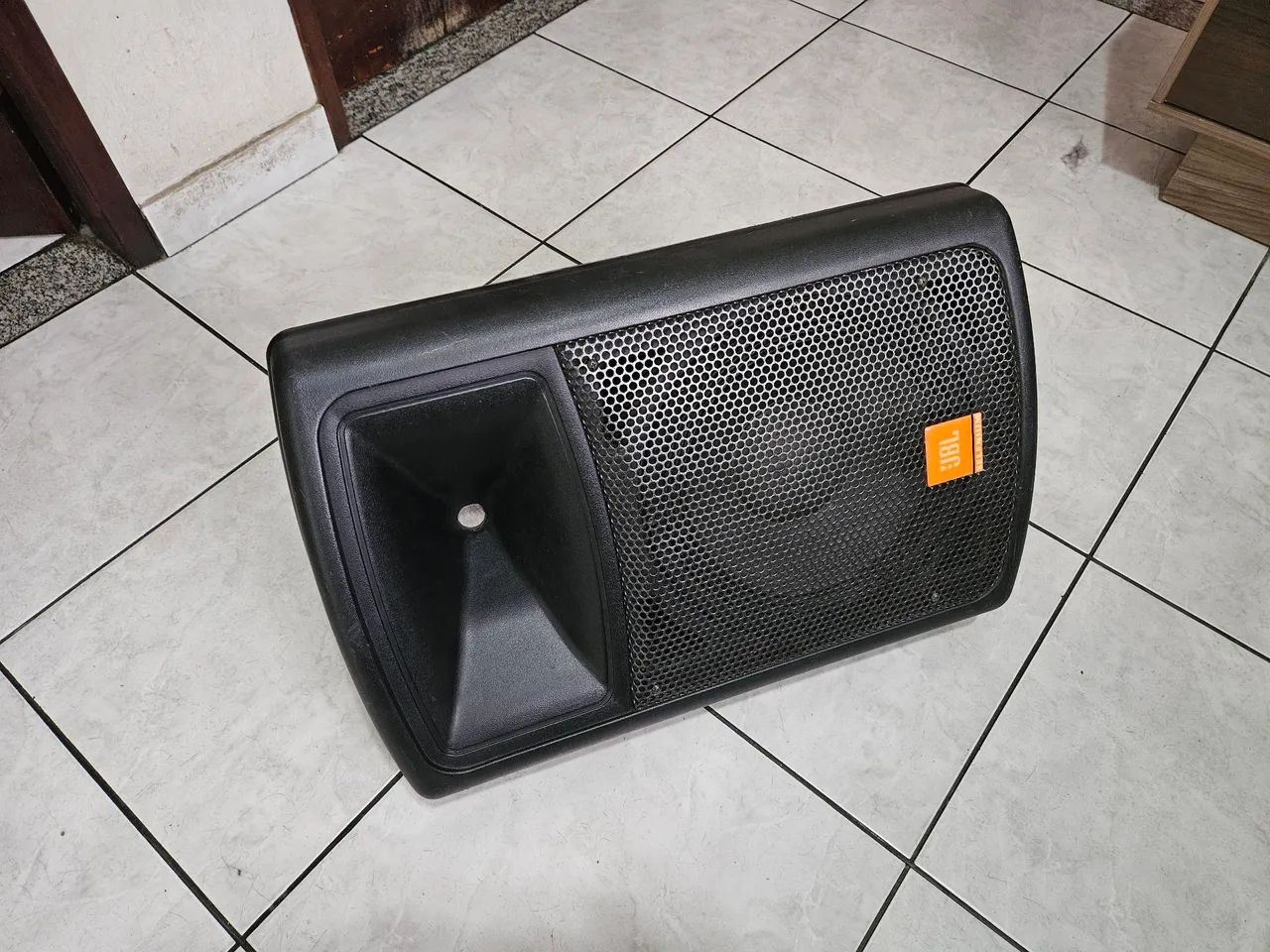 Caixa de Som Ativa JBL - JS121A