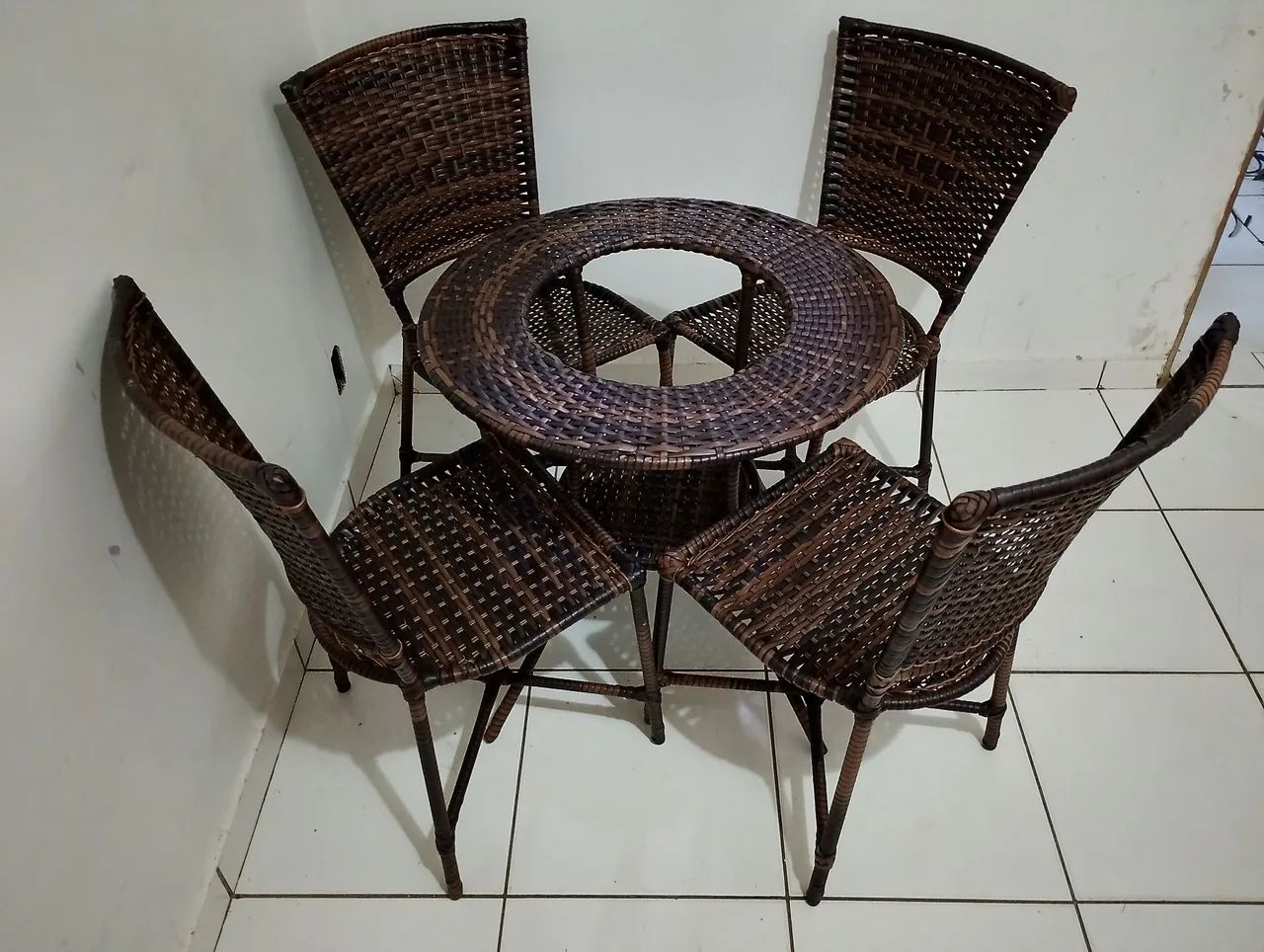 Conjunto de Mesa e Cadeiras em Fibra Sintética - Foto 4