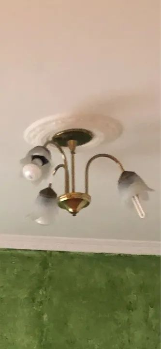 Lustre dourado com 3 pontas para lâmpadas