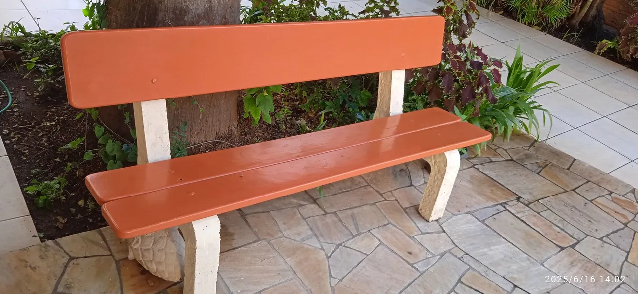 Banco de jardim em concreto e madeira