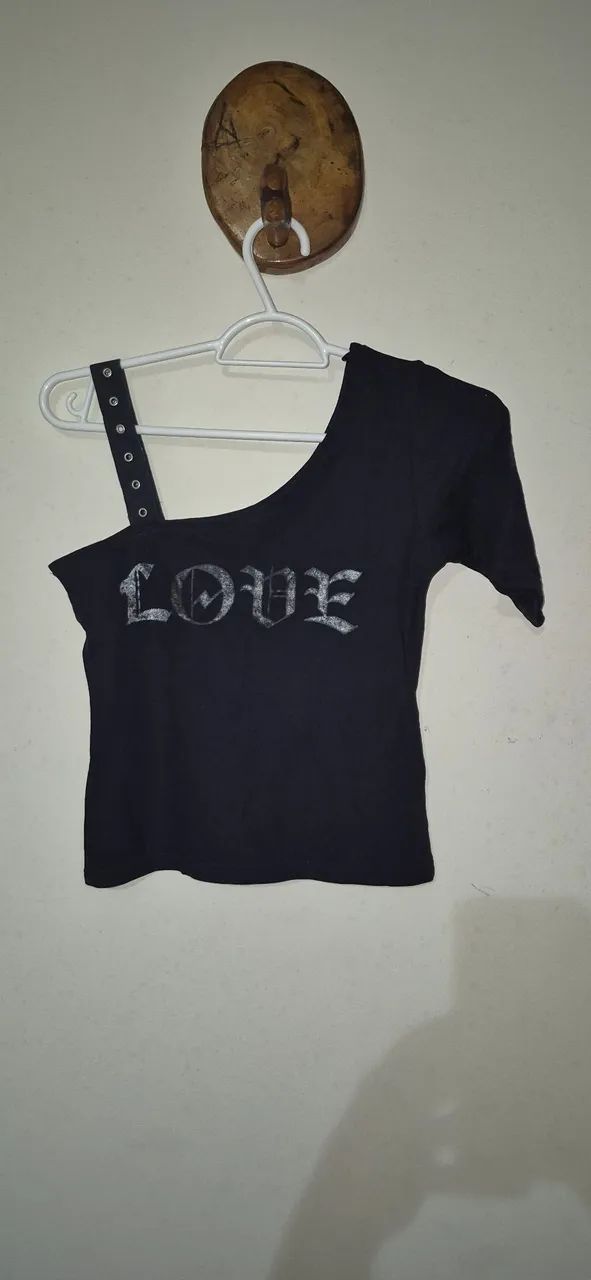 Top preto com detalhe e escrita LOVE - Foto 2