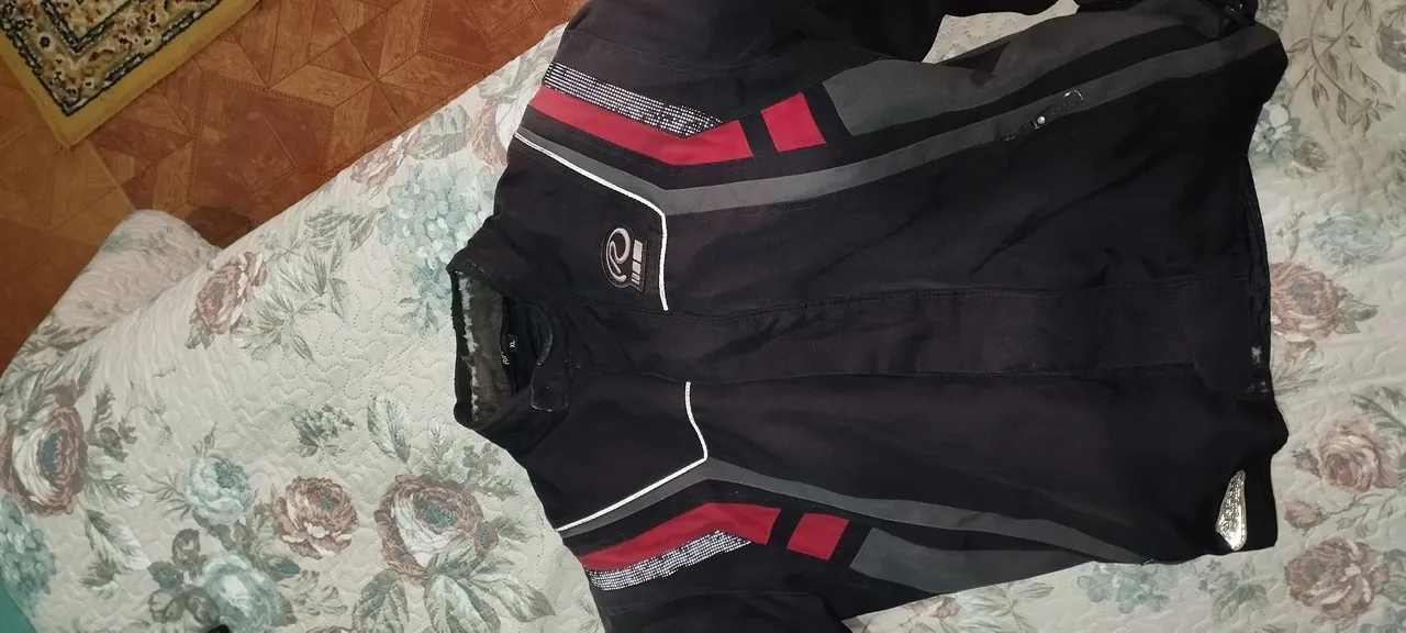 Jaqueta de Motociclista Preta com Detalhes