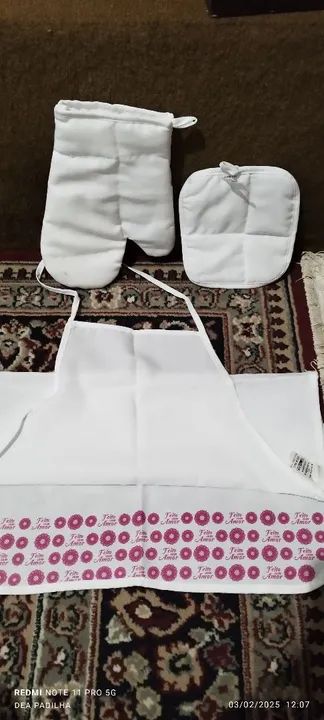 Jogo de Avental e Luvas de Cozinha - Flores Rosa - Foto 2