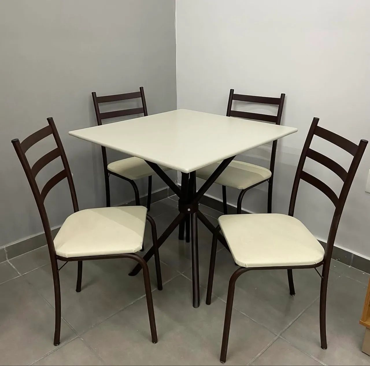 Mesa de Jantar com Tampo 75x75 com 4 Cadeiras- Produto Novo 