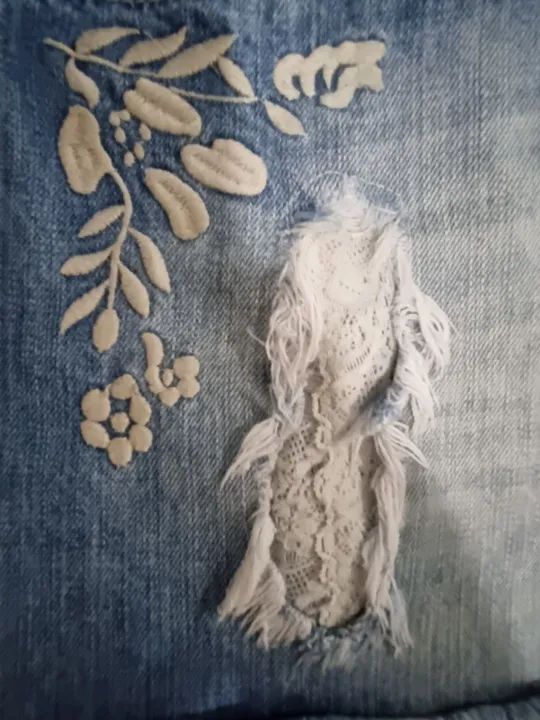 Short Jeans Desfiado com Detalhes em Renda - Foto 4