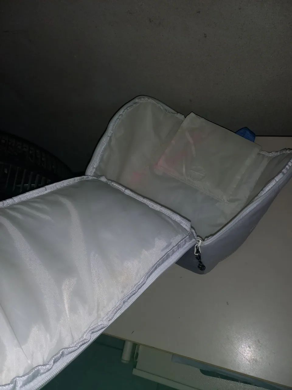 Bolsa Térmica Cinza com Alça Azul - Perfeita para o Dia a Dia! - Foto 2