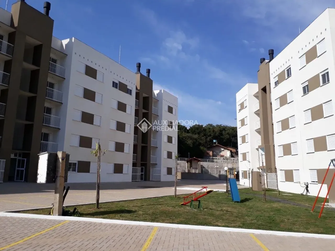Ótimo apartamento térreo semi mobiliado de 2 dormitórios