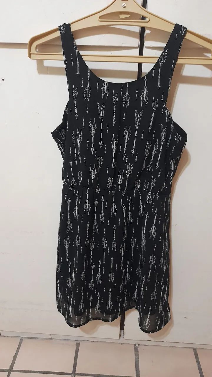 Vestido Preto com Estampa de Flechas