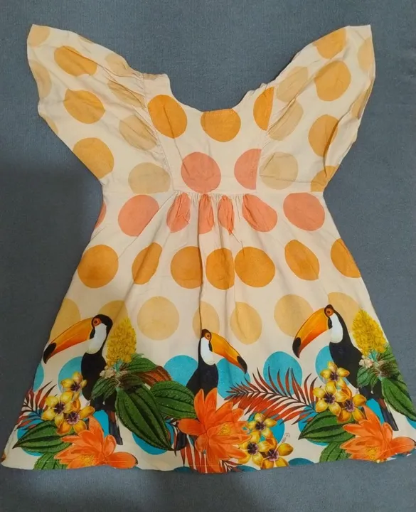 Vestido infantil estampado com tucanos