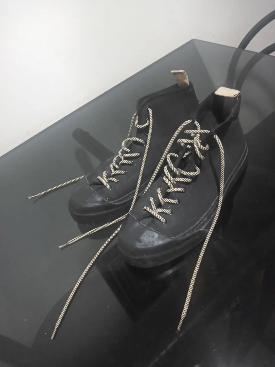 Um par de Botas Cano Alto Preto.