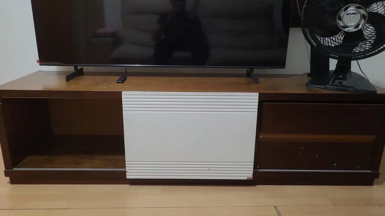 Rack e painel de TV em madeira e MDF