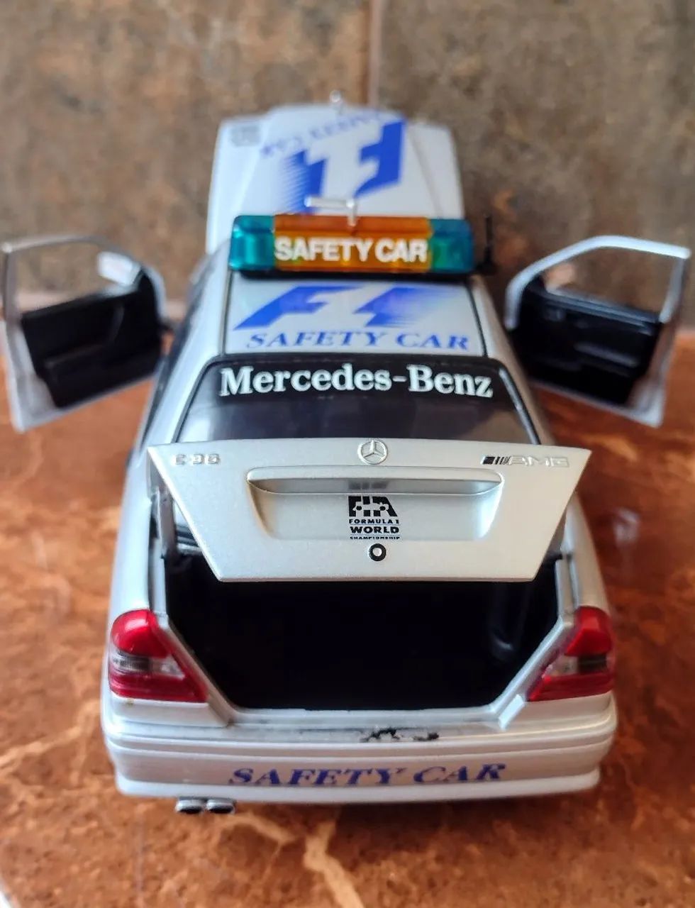 Miniatura Safety Car F1 Mercedes-Benz C-Class Australia GP 1997 UT Models 1/18 - Foto 4