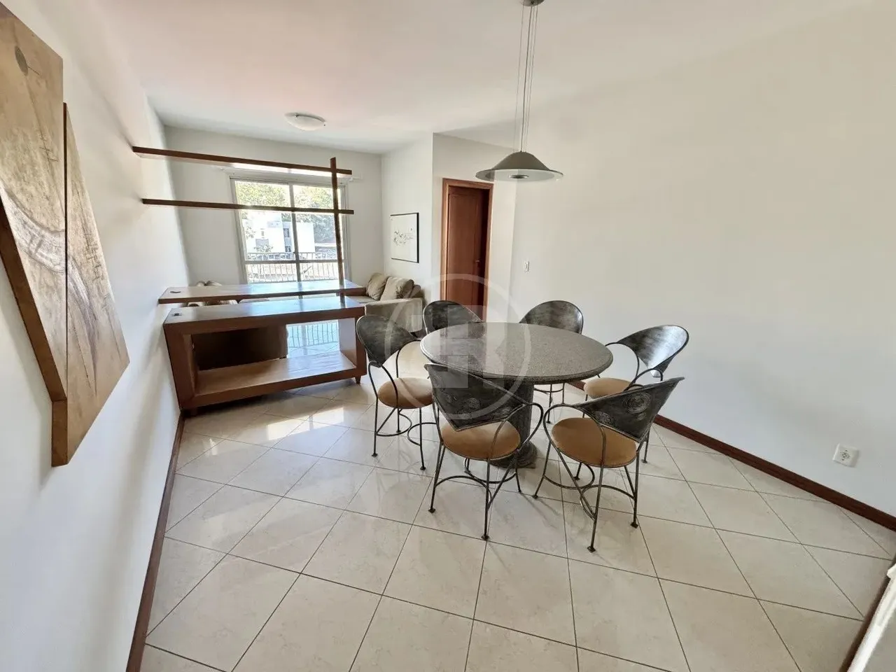 Apartamento Semimobiliado com 3 Dormitórios (sendo 1 Suíte) e Sacada com Churrasqueira à c