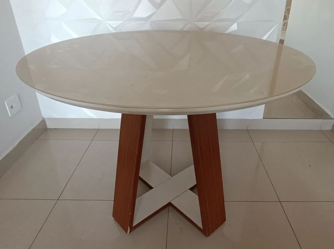 Mesa Redonda c/ 4 cadeiras<br>Tampo em madeira e vidro<br>1,10m diâmetro<br>R - Foto 2