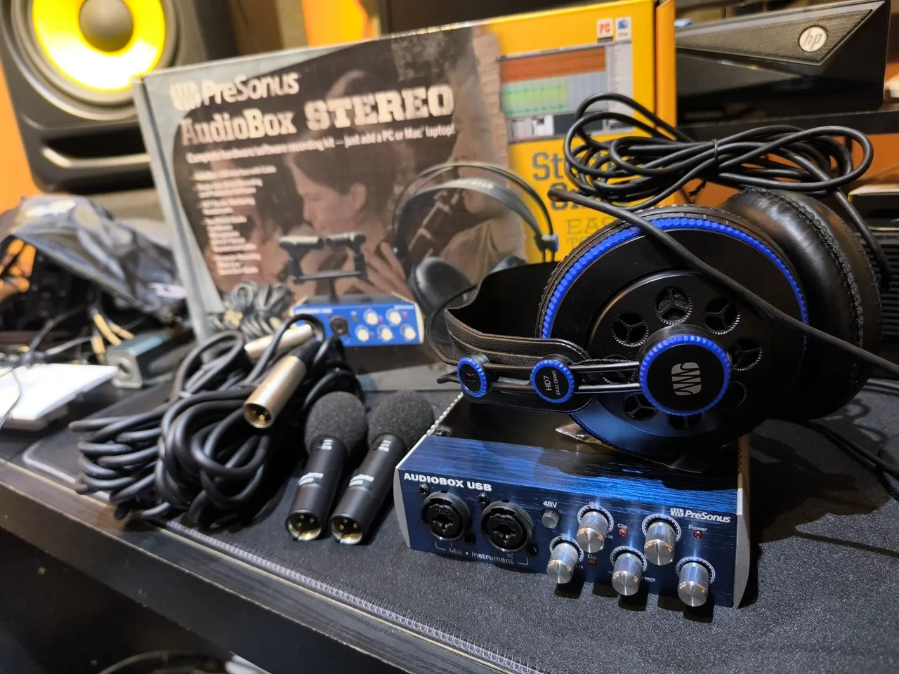 Kit de áudio Presonus Audiobox Stereo + Fone + Microfones