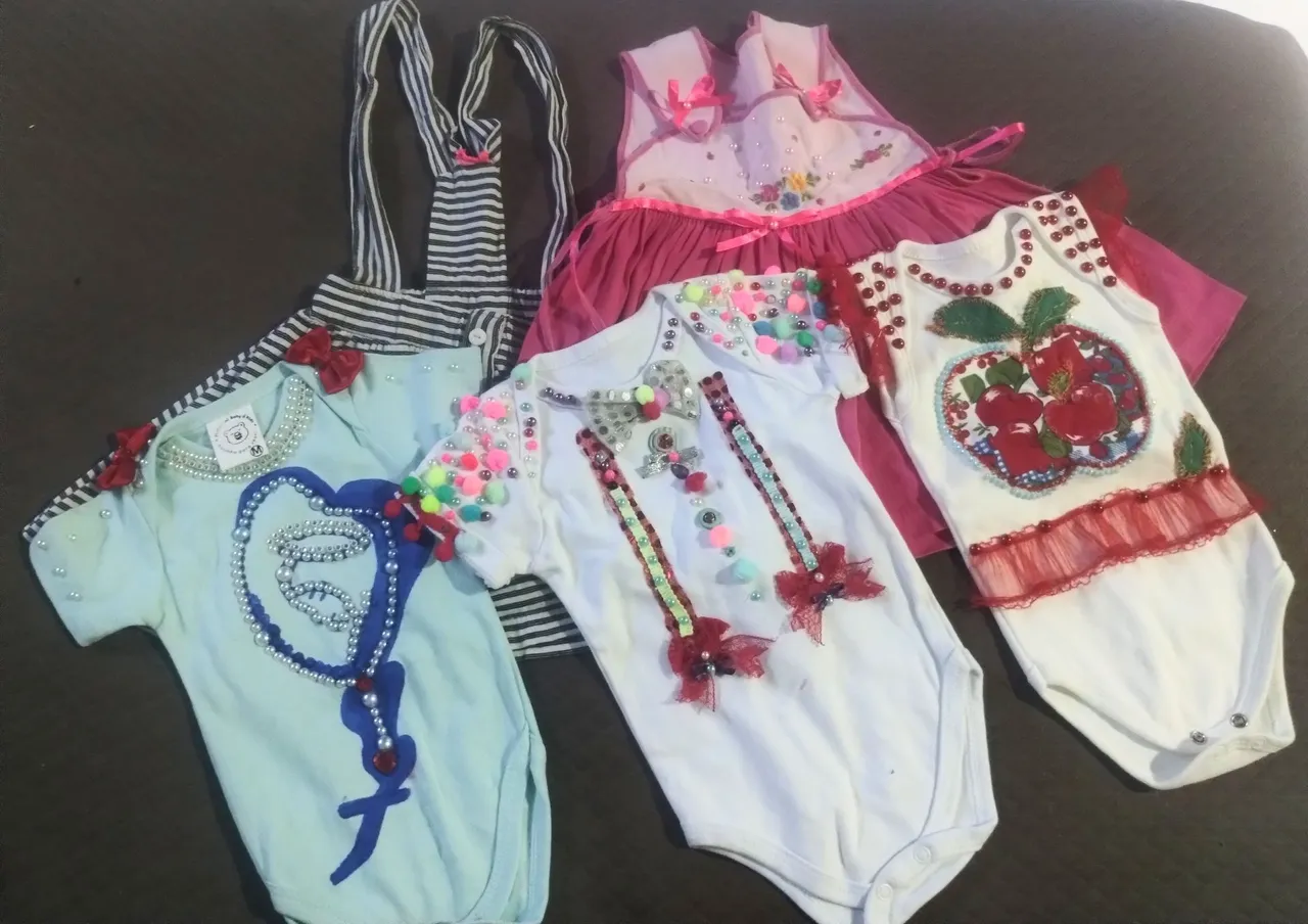 Conjunto de roupinhas de bebê personalizadas
