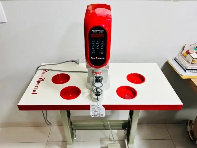MÁQUINA DE PREGAR BOTÃO, ILHÓS E PÉROLAS. - Foto 2