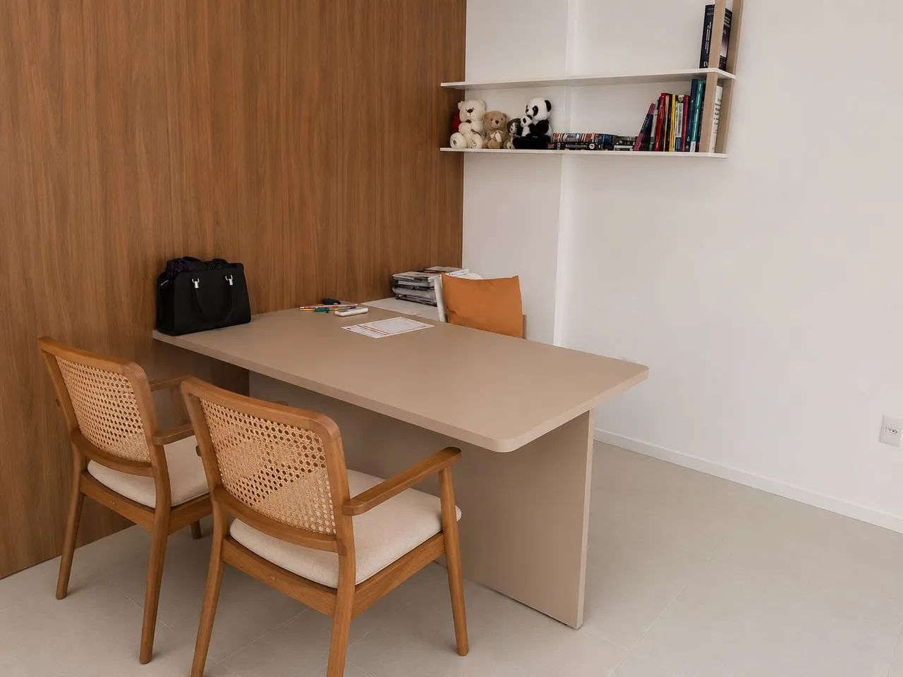 Mesa de escritório com armário lateral e painel