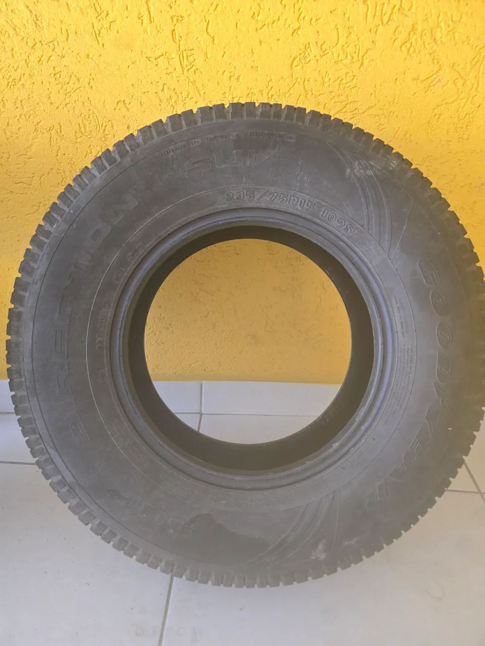 Pneu Goodyear 235/75R15 - Foto 2
