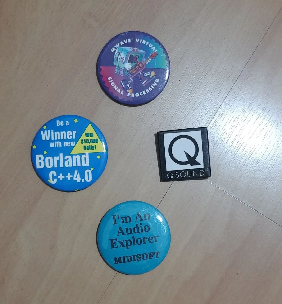 Botons dos anos 90 - feira de informática USA