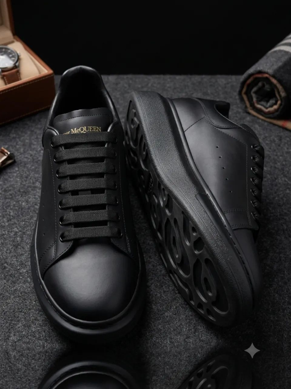 Tênis couro replica Alexander McQueen preto em excelente estado - Foto 3