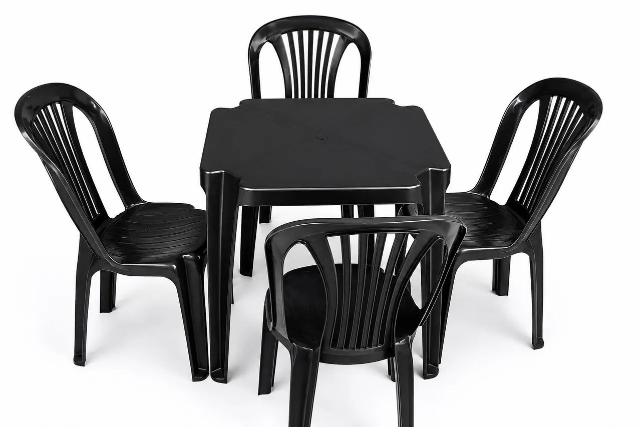 Mesa plástica com 4 cadeiras 