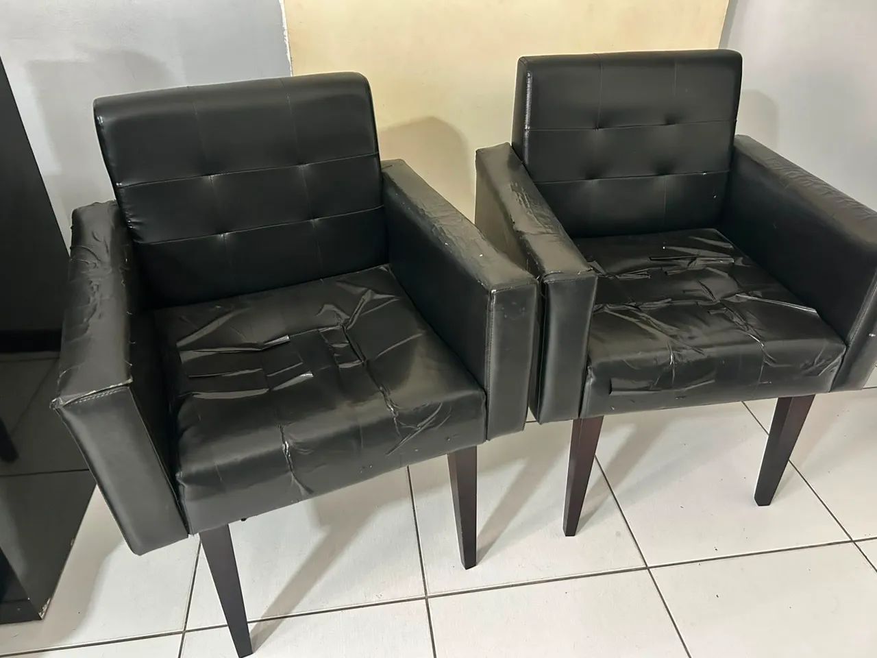 2 poltronas em courino 