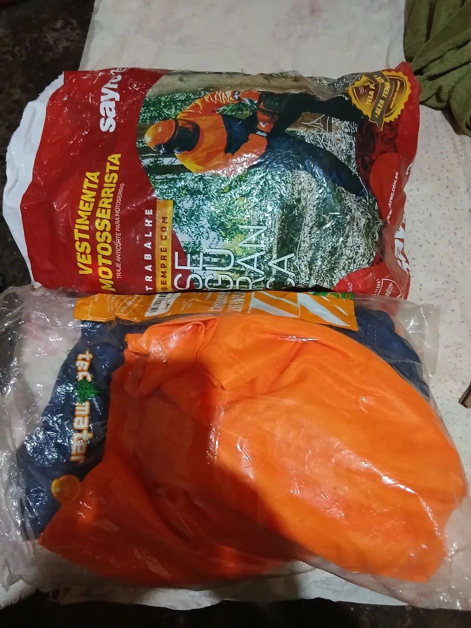 Uma roupa de trabalhar com motosserra