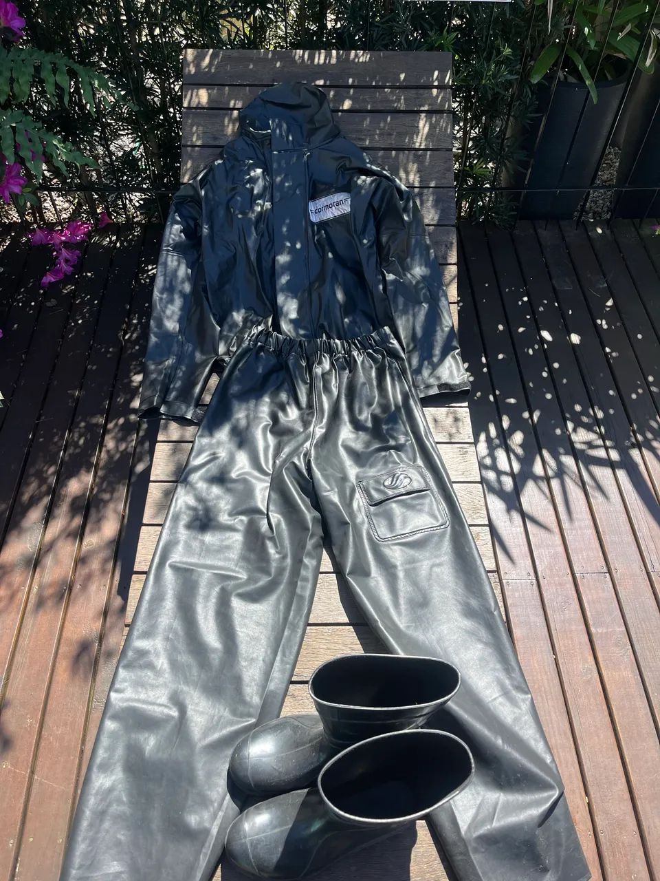 Vendo capa de chuva, bota, bag e 2 capacetes