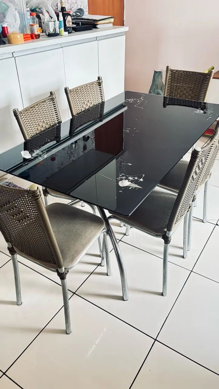 Mesa de 06 lugares com cadeiras e vidro