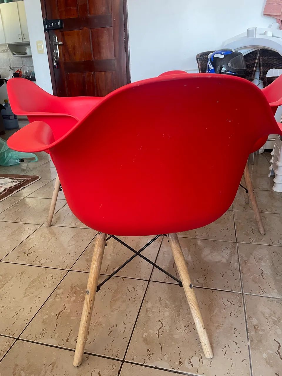 Conjunto de 4 cadeiras com pés de madeira semi nova  - Foto 2