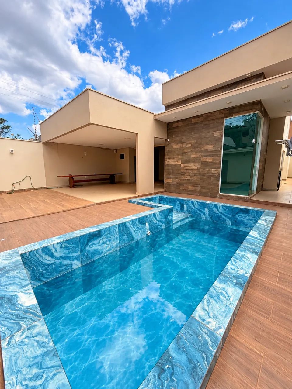 ALUGA-SE imóvel de alto padrão com piscina 