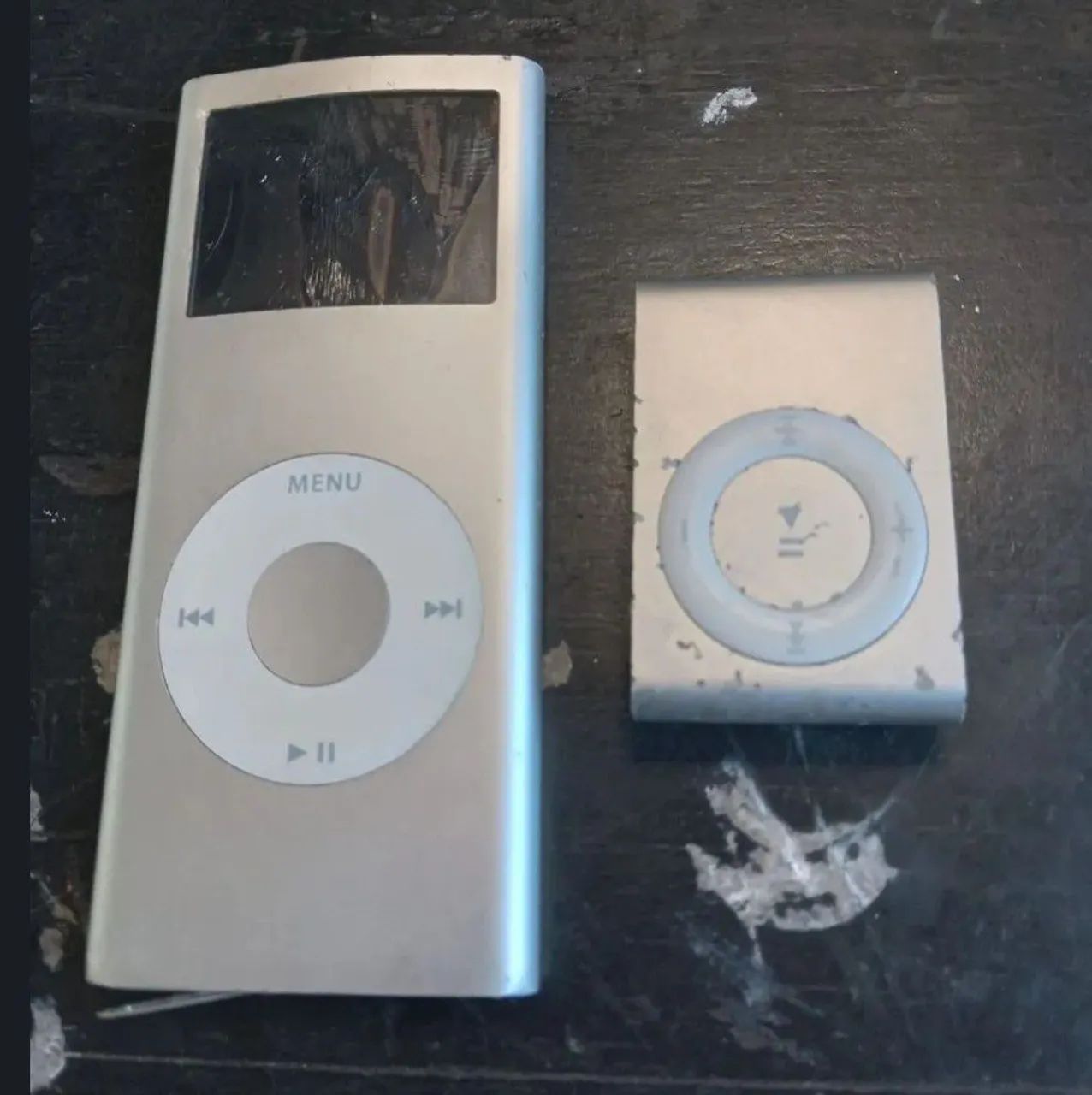 1 iPod Shuffle e 1 iPod Nano de 2ª geração, ambos da Apple.  LEIA O ANÚNCIO 