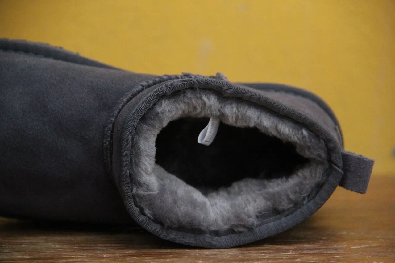 Bota Cinza em Camurça UGG - Foto 2