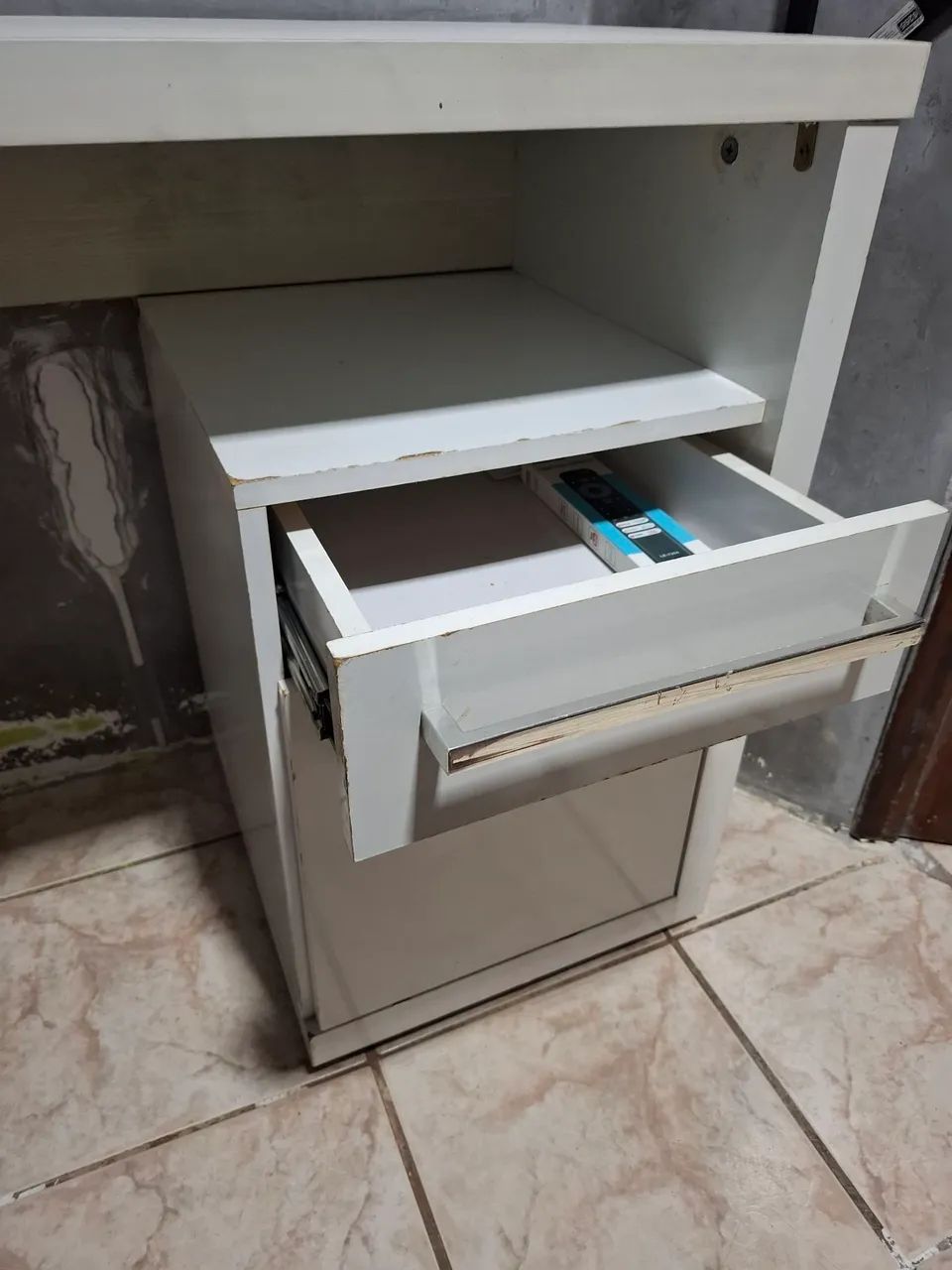 Escrivaninha de escritório com gaveteiro. - Foto 3